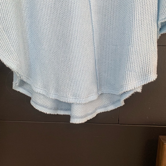 Urban Outfitter Women’s Oversized Waffle Top. 1/2 button down. EUC. Size S - Picture 4 of 7